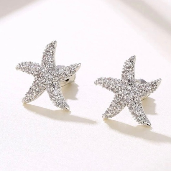 3/$25 NWT Beautiful Rhinestone Starfish Earrings - Picture 4 of 4